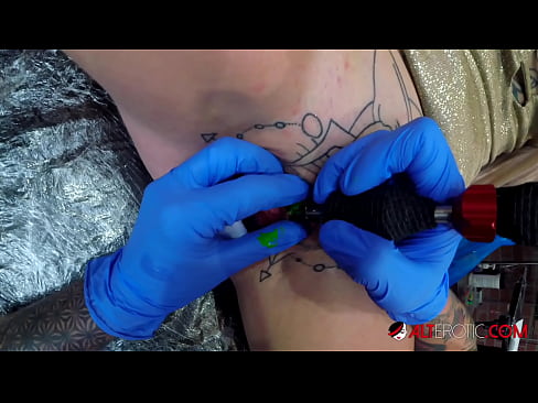 ❤️ Extrem tattooed Hottie Sully Savage krut en Tattoo op hirem Klitoris ️ Fucking Video op Porno lb.trysex.ru ❌❤